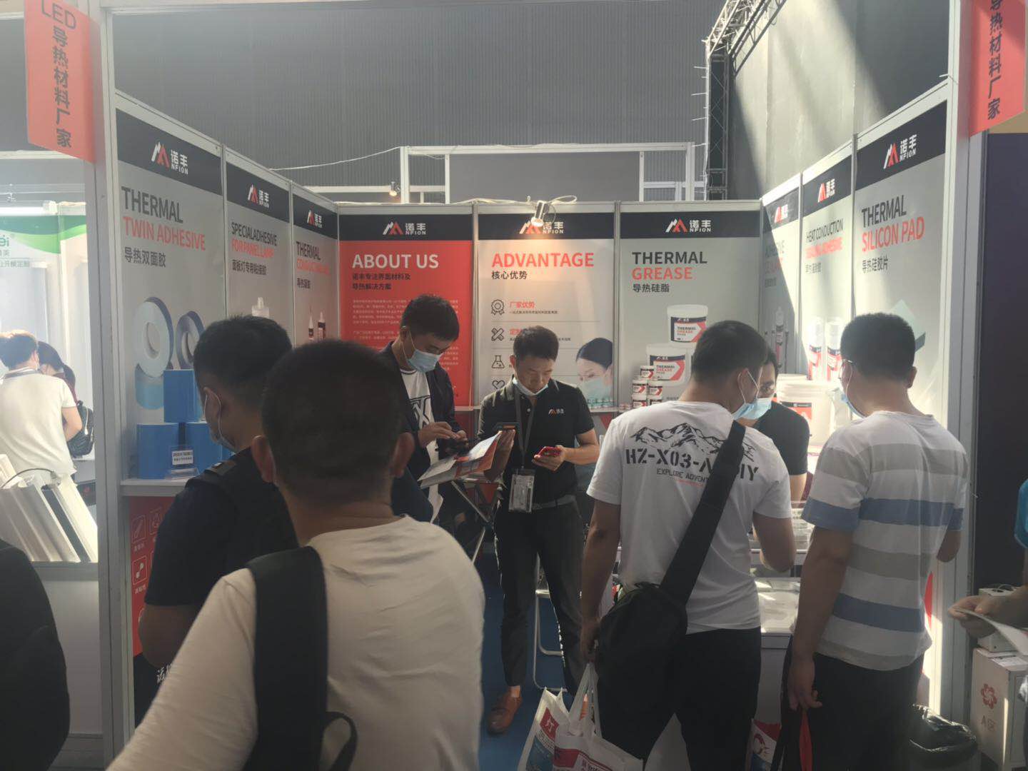 光亚展期间,客户在J9官网展厅寻找目标导热材料 光亚展期间,客户在J9官网展厅寻找目标导热材料